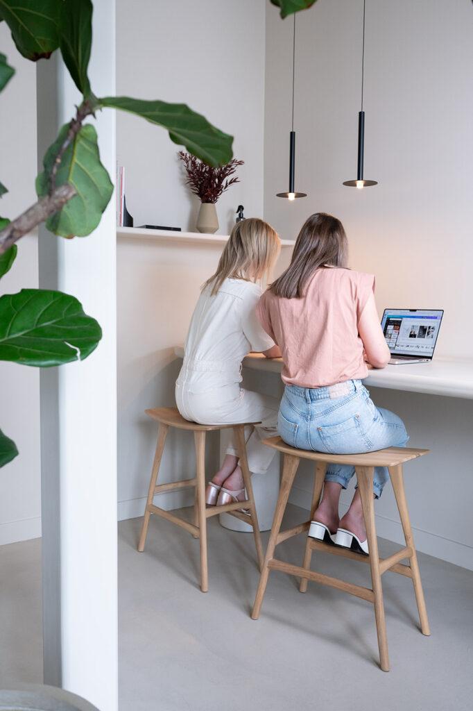 Lisselotte en Sofie aan het werk bij Lots Digital